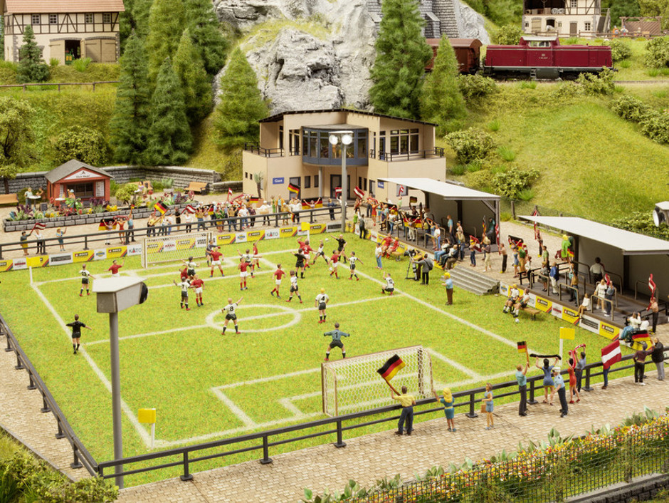 Noch Fußballplatz mit Vereinsheim (66830)